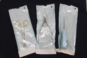 外科用器具／歯周病治療要器具も全て滅菌バッグに小分けされて清潔な状態に。